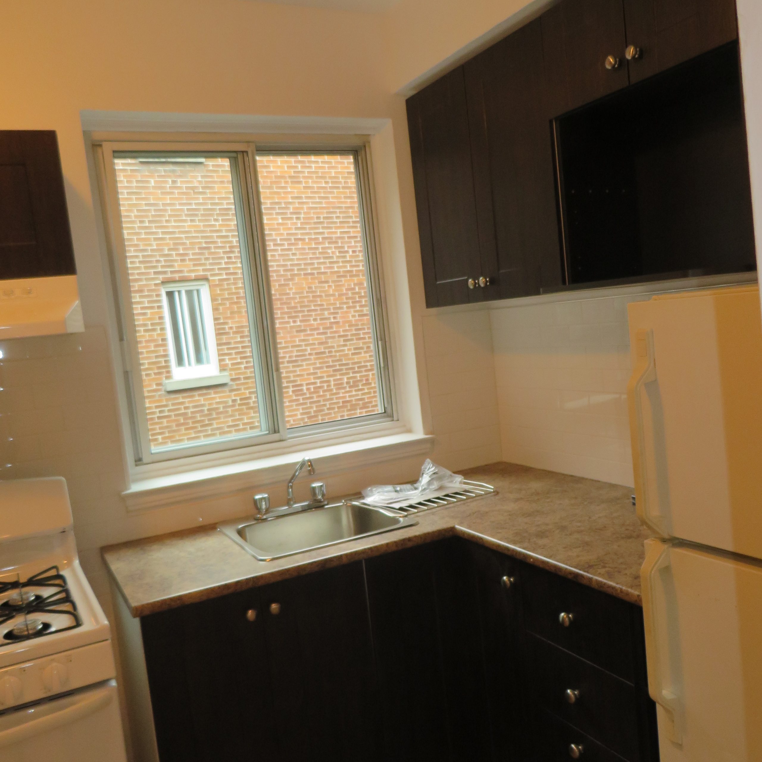 Spacious 2-Bedroom Apartment for Rent at 3495 Ridgewood Avenue